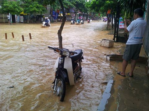 Điện[-]Biên:[-]Đập[-]Huổi[-]Củ[-]bị[-]vỡ,[-]xe[-]máy[-]trôi[-]khắp[-]thị[-]trấn